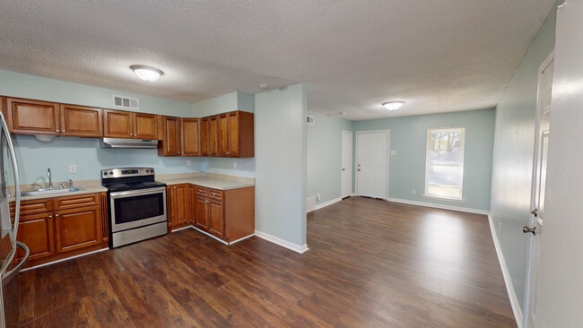 Building Photo - 3050 Briarwood Dr