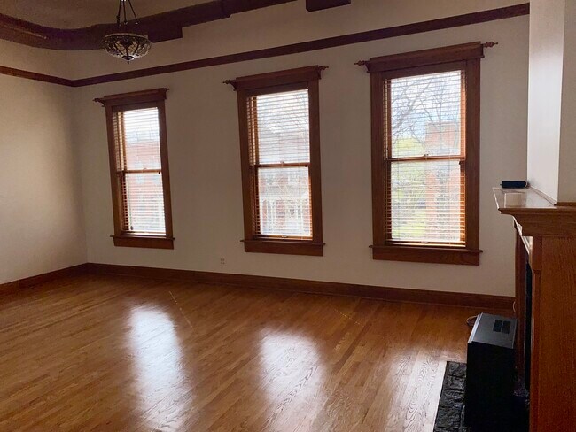 Building Photo - 917 S Oakley Blvd