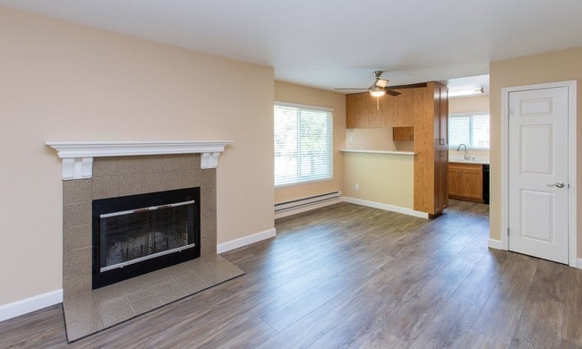Building Photo - Oak Creek