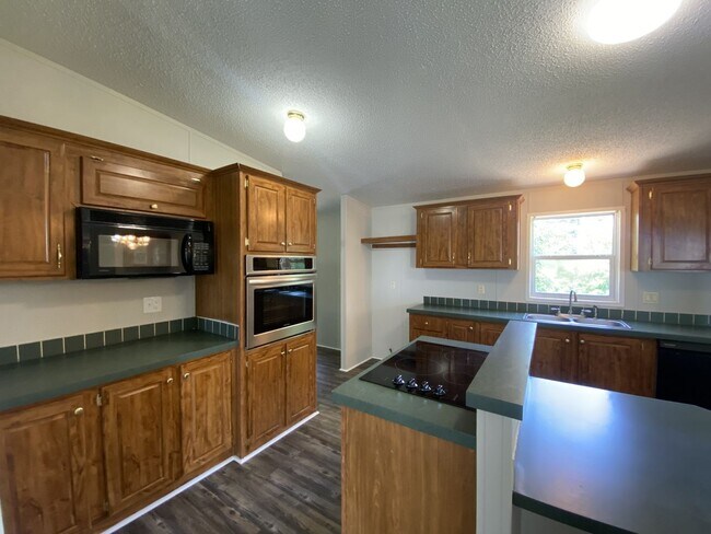 Building Photo - Four Bedroom In the Country