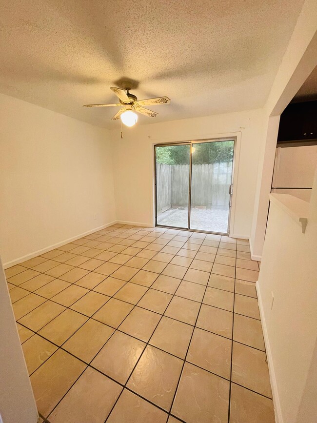 Building Photo - 406 Vineyard Pond Dr NW