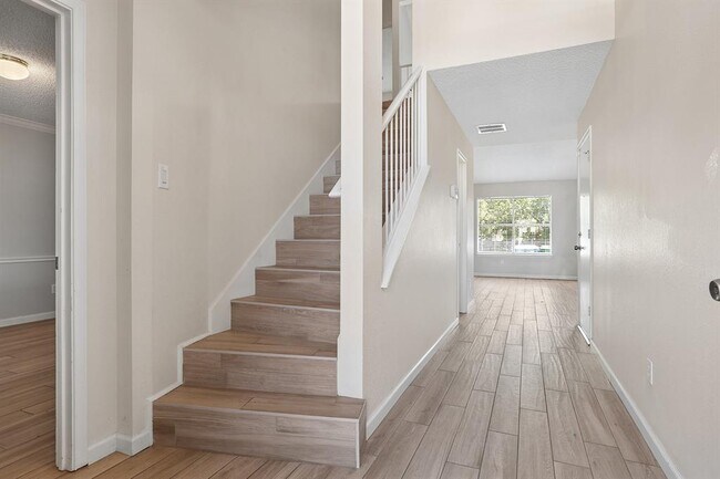Building Photo - 15301 Ecorio Dr