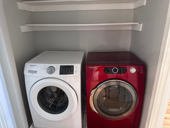 In-unit washer/dryer - 6 Walden Dr