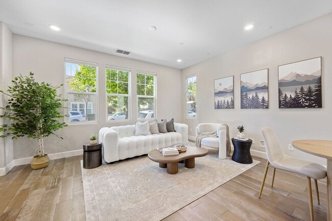 Building Photo - 5Bed/3Ba Home in Quiet Hayward Community w...