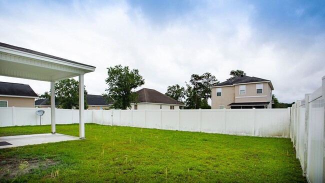 Building Photo - 5 Bedroom, 2.5 Bathroom - White Oak Subdiv...