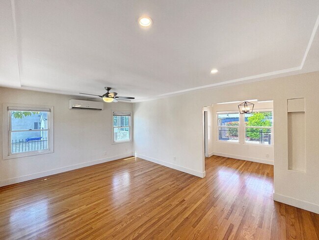 Foto del edificio - Beautiful 3BD/3BA House in Talmadge w/ ADU...