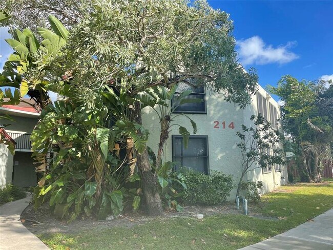 Foto del edificio - 214 Lake Pointe Dr