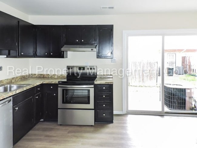 Building Photo - Renovated Pet Friendly Inner Townhouse