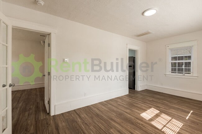 Building Photo - PERFECT HOME FOR STUDENTS OR PROFESSORS IN THE UNM AREA!!