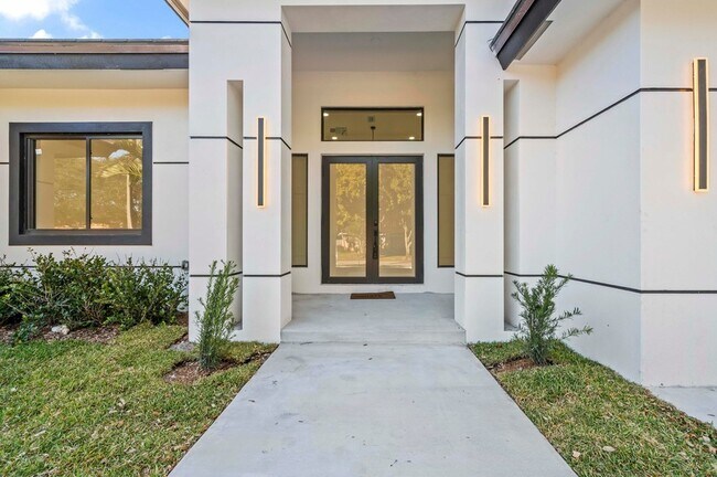 Building Photo - 621 NW 42nd Ave