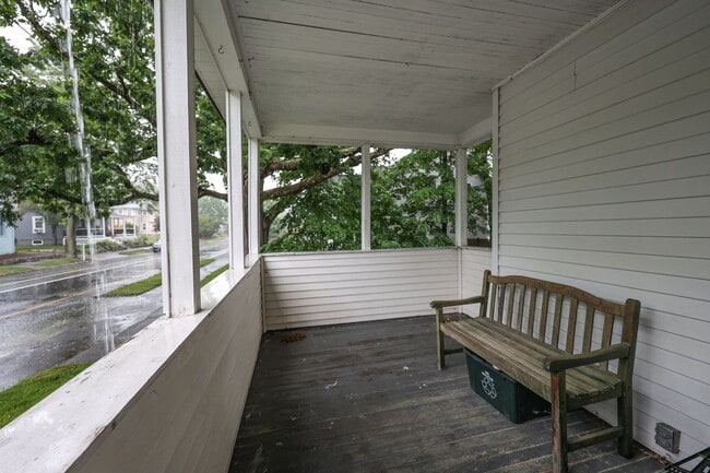 Building Photo - 736 Maple St