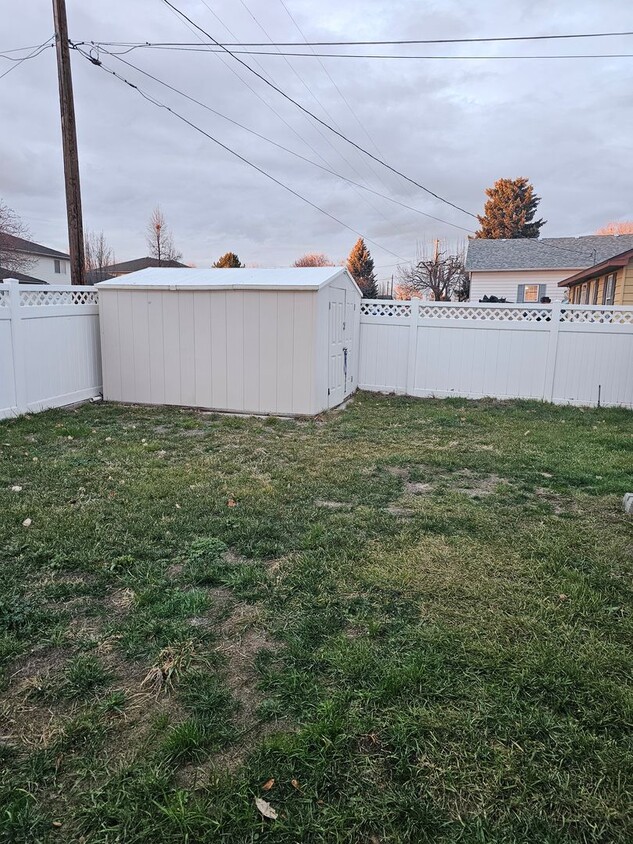 Building Photo - 1 bed, 1 bath fully furnished .  $200 flat fee for all utilities and internet service.