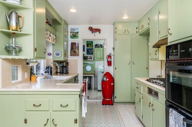 Kitchen - 6029 Greenbush Ave