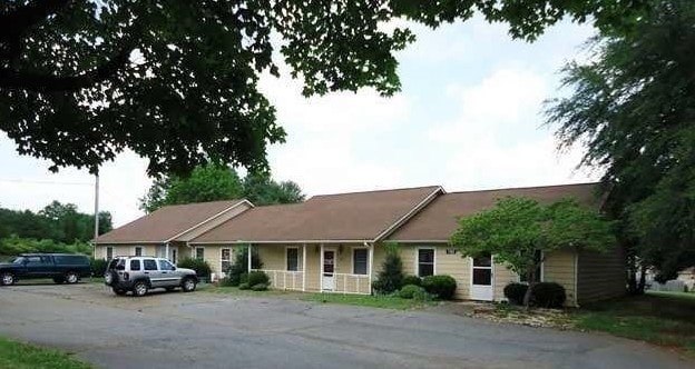 Primary Photo - 705 Meadowbrook Dr