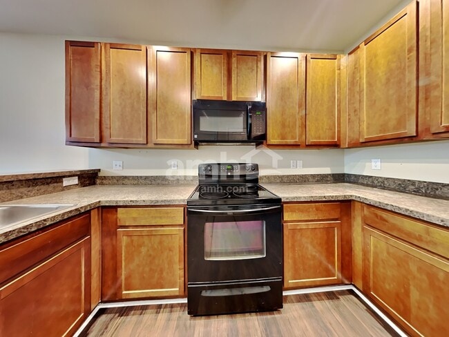 Foto del edificio - 241 Meadow Wood Rd