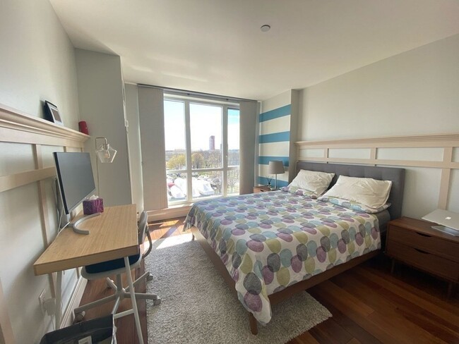 Building Photo - Spacious 2 bed 2 bath!