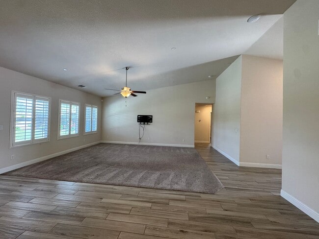 Building Photo - 391 Maclure Ave