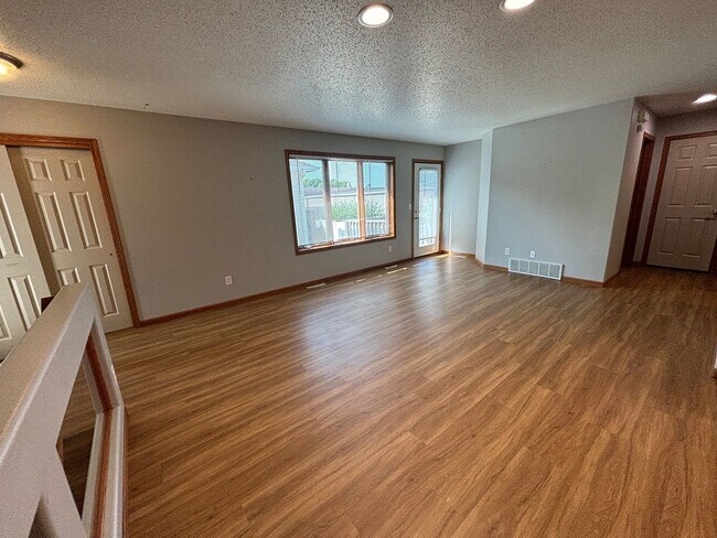 Building Photo - MOVE IN TODAY - 4 bdrm/3 bath Townhome for...