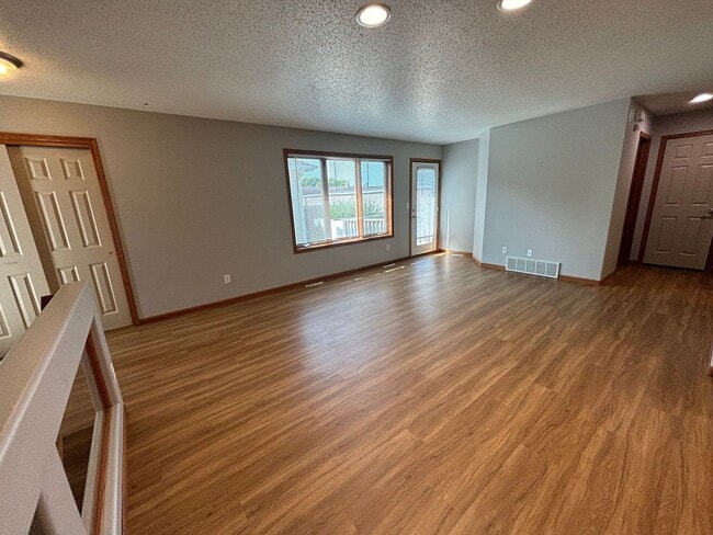Foto del edificio - MOVE IN TODAY - 4 bdrm/3 bath Townhome for...