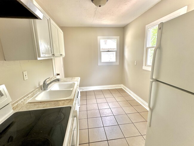 Building Photo - 1008 N Sunset Ave