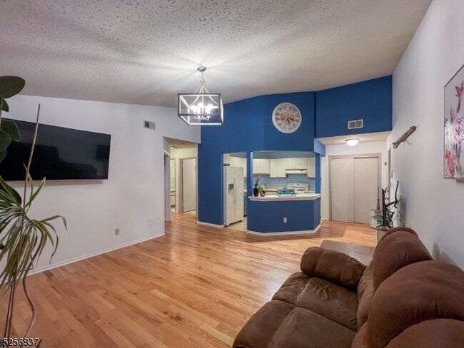 Foto del edificio - 64 Drake Ln