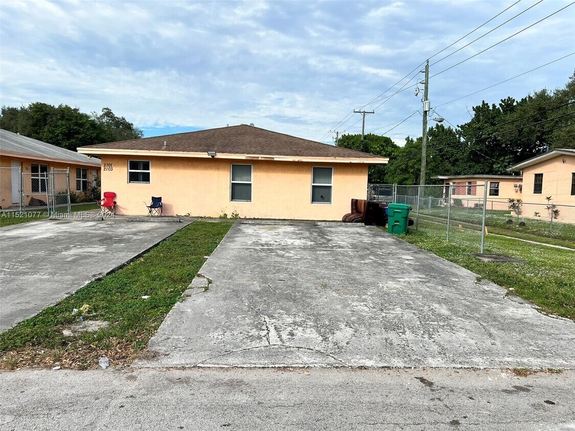 Building Photo - 2103 NW 100th St