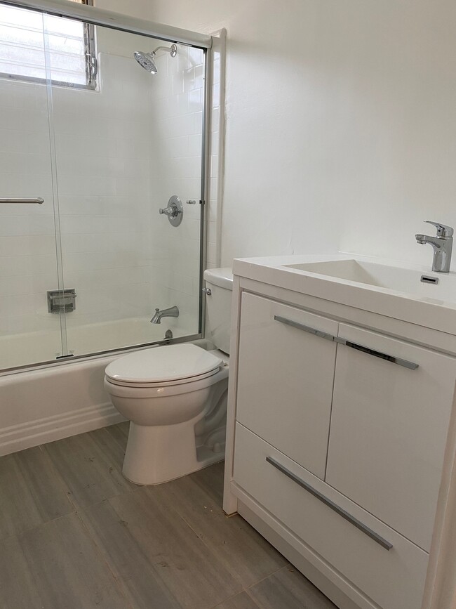 Building Photo - 120 S Manhattan Pl