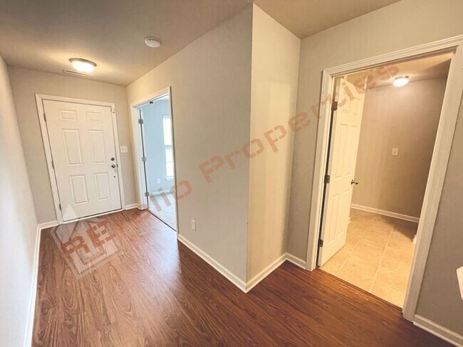 Foto del edificio - Fresh Paint and Brand New Carpet! Beautifu...