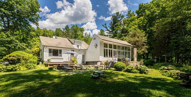 Foto del edificio - 896 Westport Rd