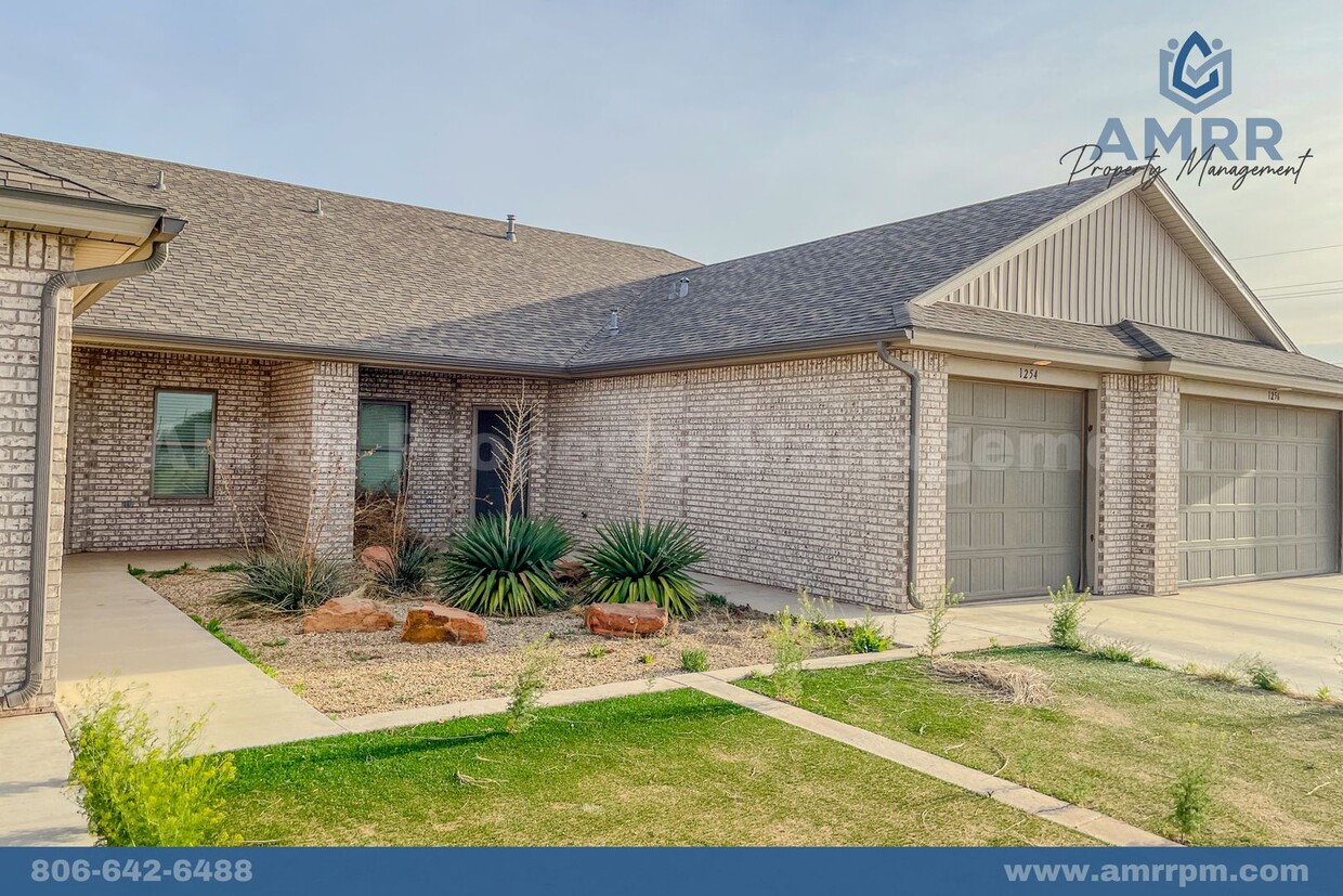 Foto principal - 2 Bedroom Available For Pre-Lease!