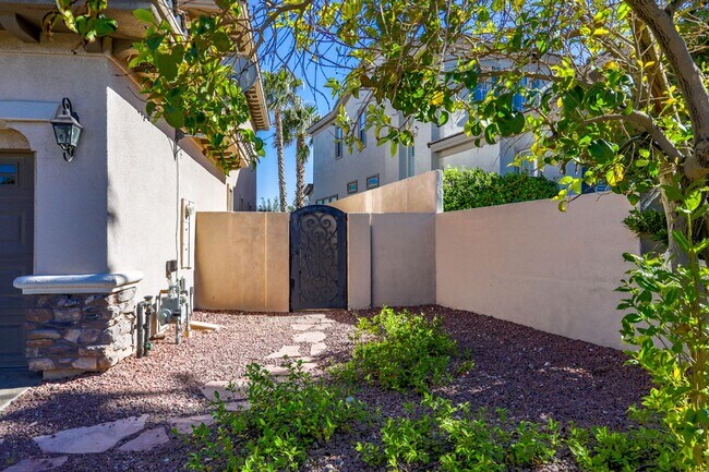 Building Photo - Red Rock Country Club Beauty W/ 4 Beds, Po...