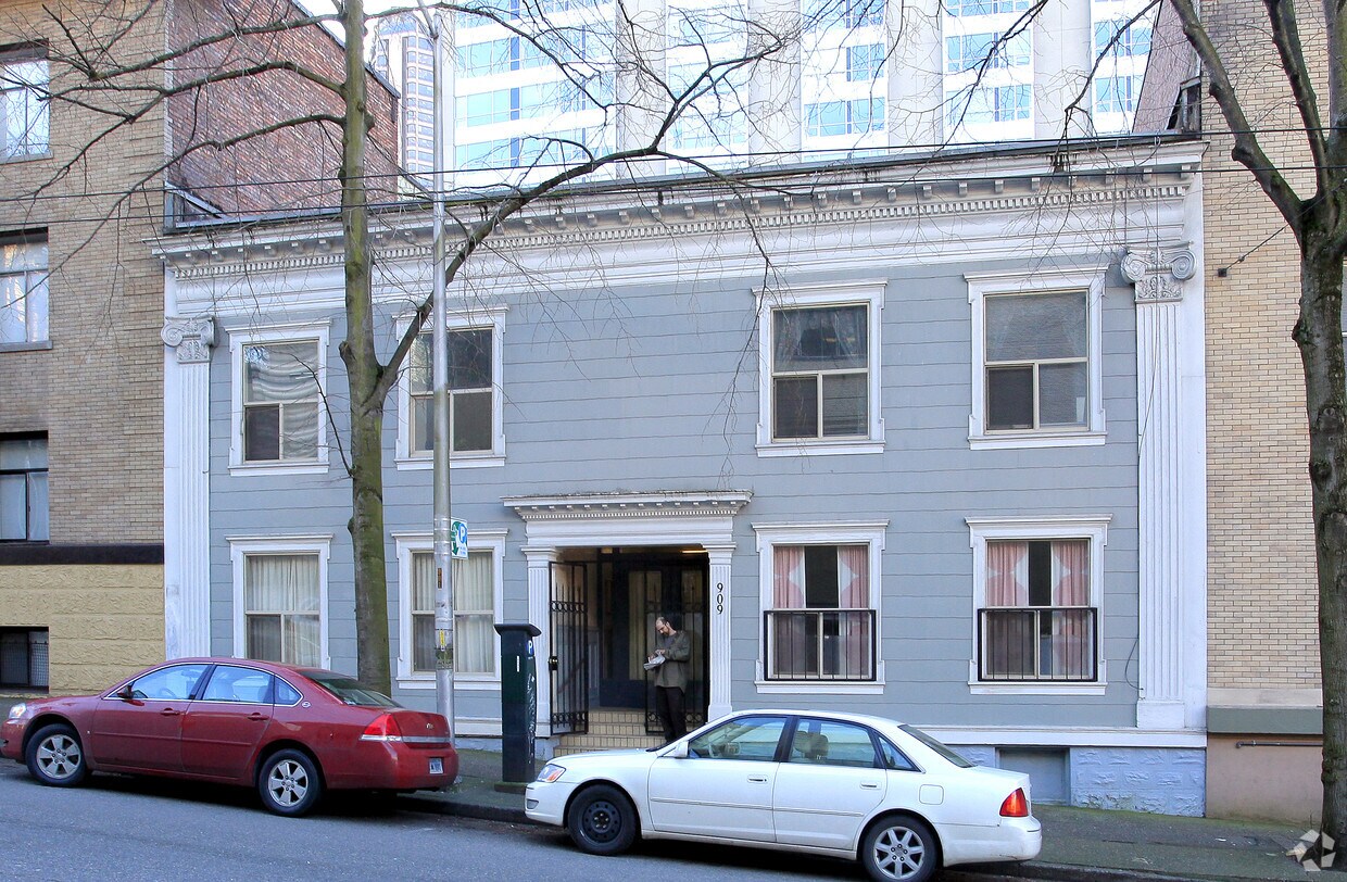 Building Photo - 909 9th Ave