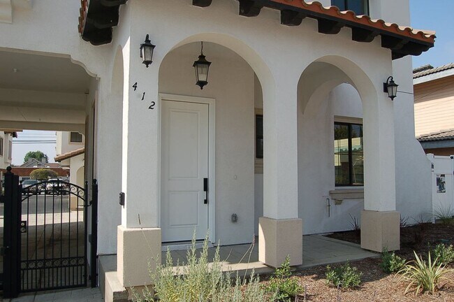 Building Photo - 425 W Duarte Rd