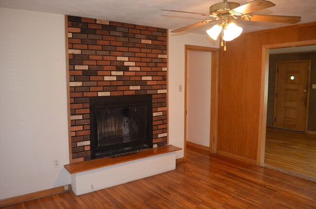 Building Photo - 3 bed, 2 bath home in Parkade area