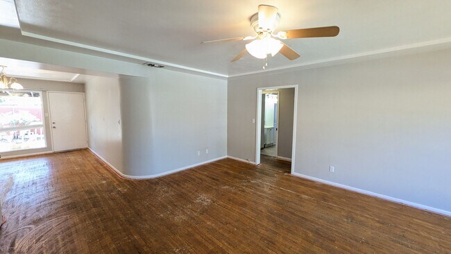 Foto del edificio - Available in July - New flooring and paint