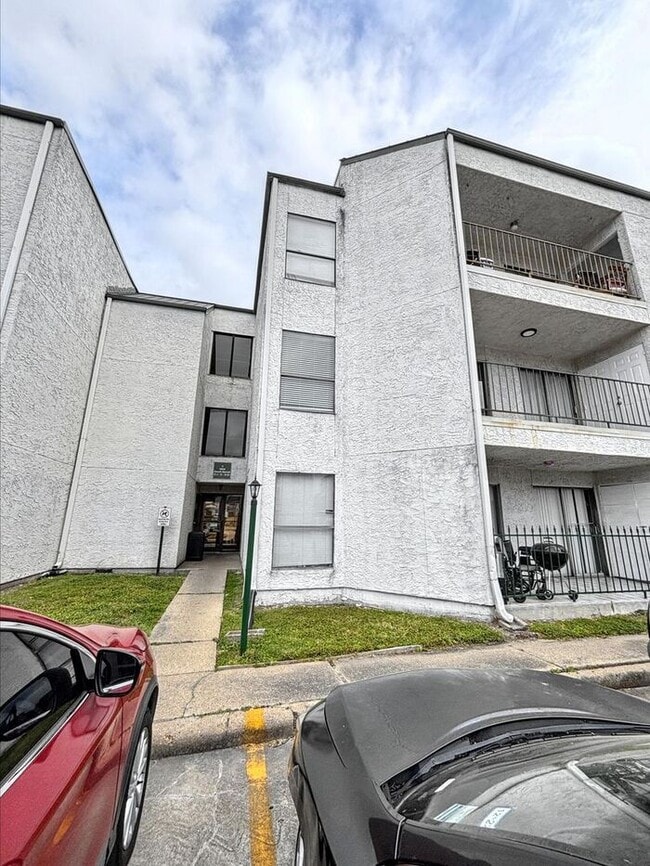 Building Photo - Lovely 2-Bedroom Condo with Modern Comfort...