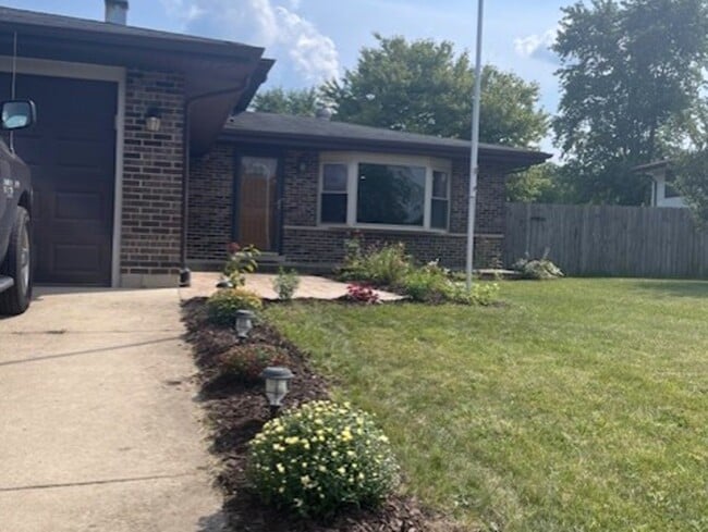 Building Photo - 647 W Stearns Rd