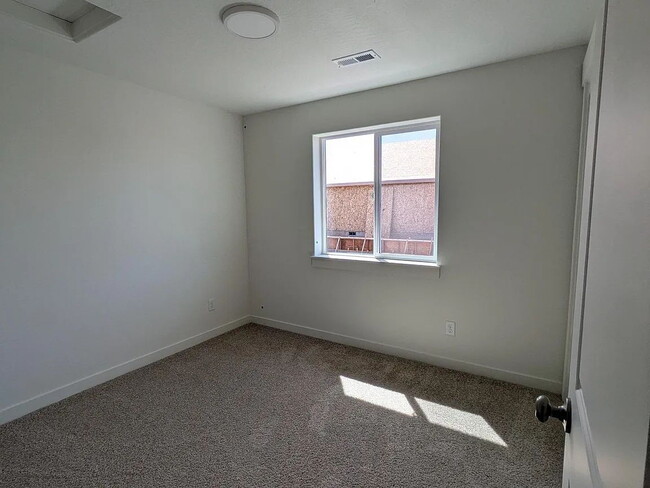 Building Photo - "Charming 3-Bed, 2-Bath Retreat in OR with Cozy 1058 Sq Ft of Comfort!"