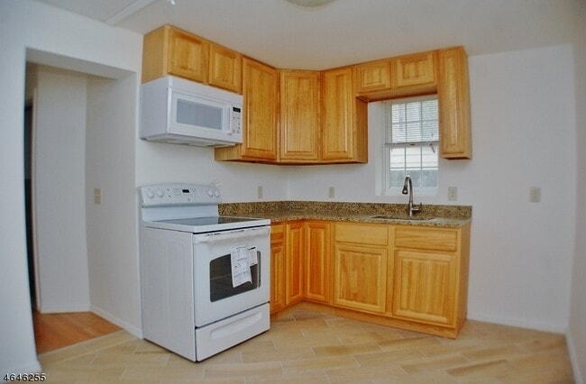 Building Photo - 67 Oneida Ave
