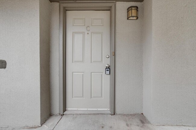 Building Photo - 2 Bed, 2 Bath Condo with Dedicated Parking...