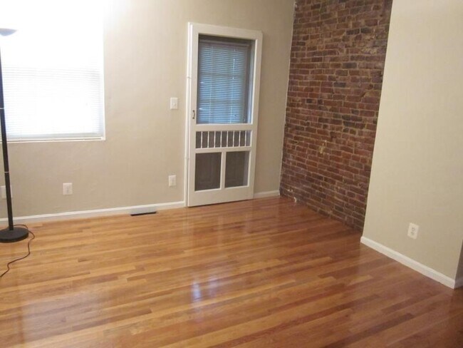 Foto del edificio - 202 W 9th St