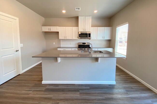 Building Photo - Modern 3 Bed, 2.5 Bath Townhome for Rent i...