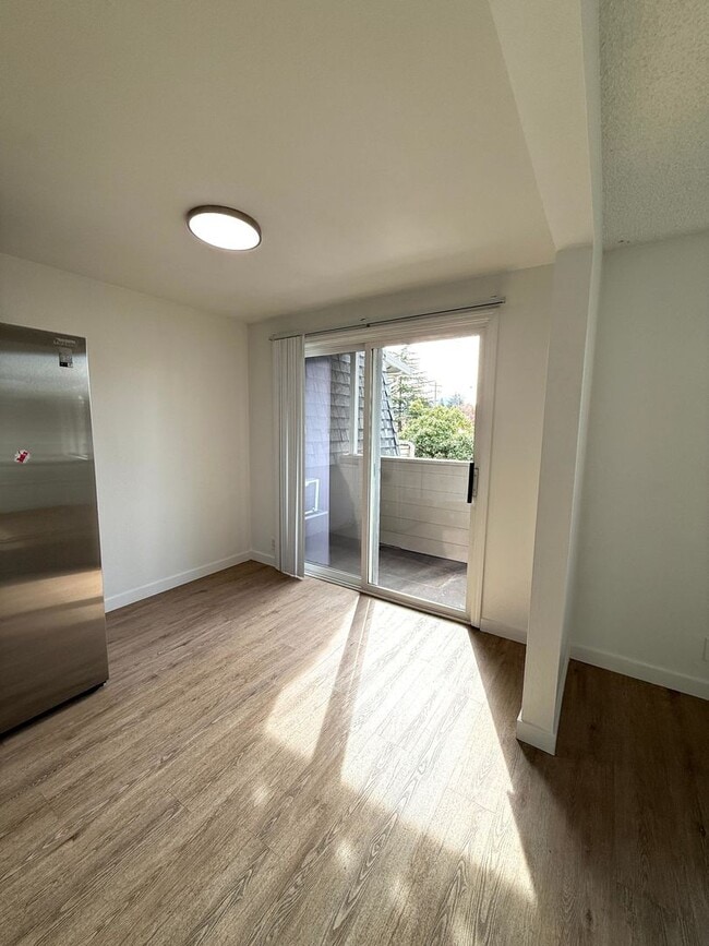 Building Photo - Townhome in North Medford!