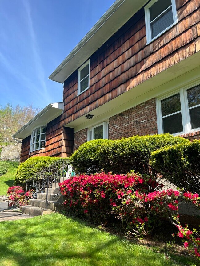 Building Photo - Spacious Well Maintained 3 Bedroom 2.5-Bat...
