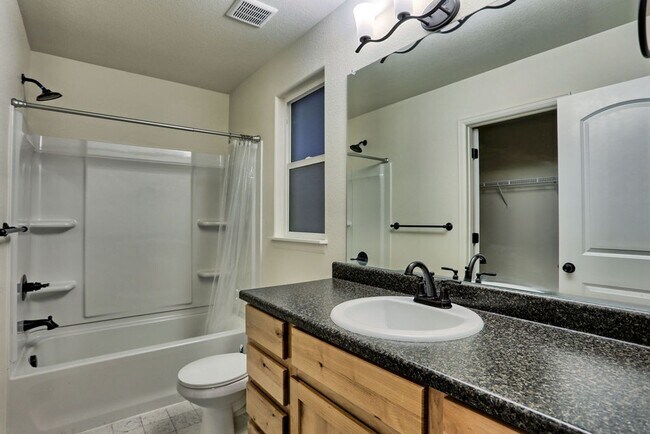 Foto del edificio - 3 Bedroom 2 Bath in Raindance