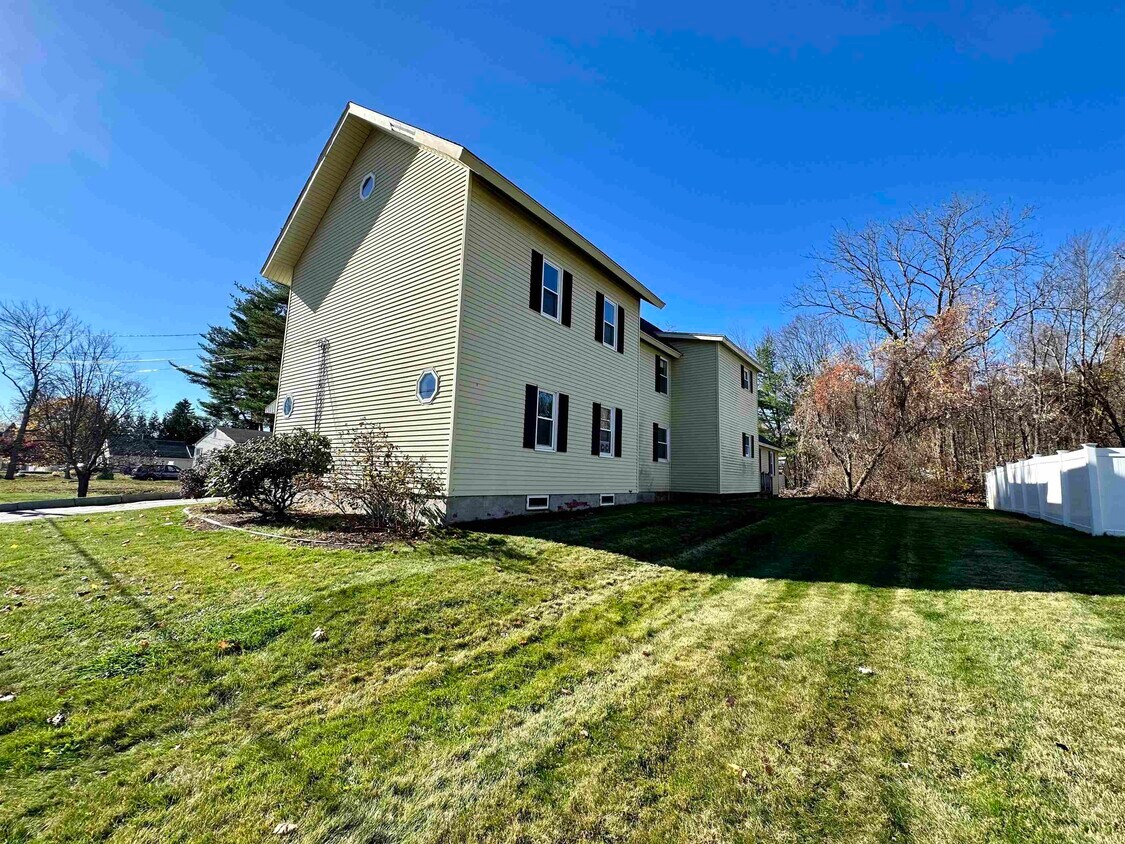 70 Grant St Unit 2, Manchester, NH 03104 Room for Rent in Manchester