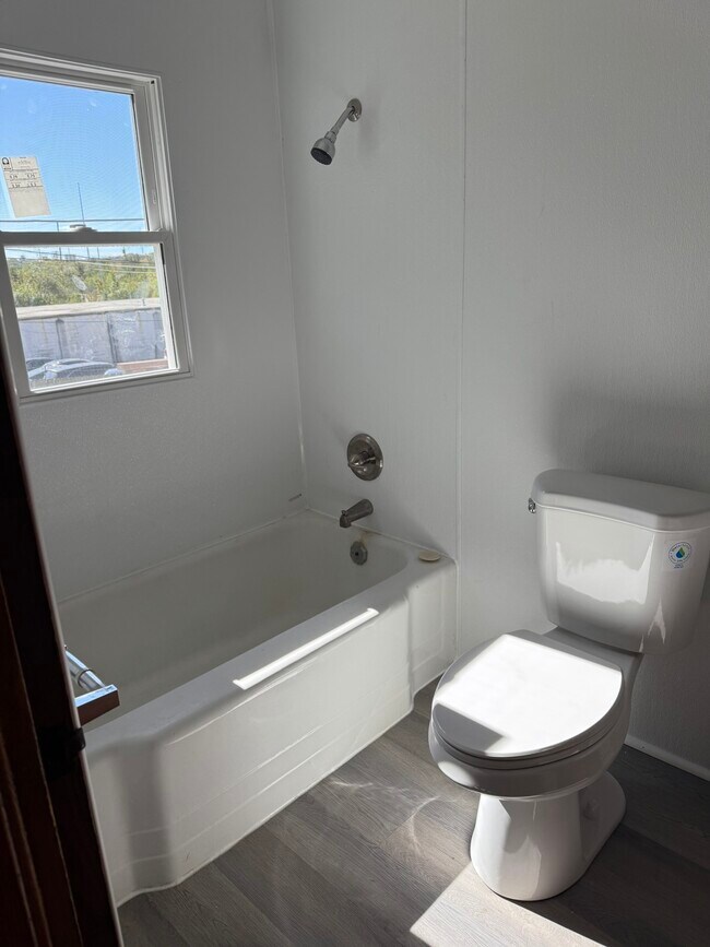 Foto del edificio - 10703 Hickman Mills Dr