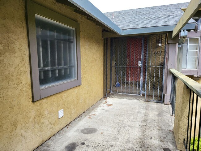 Foto del edificio - 5215 Bayview Ave