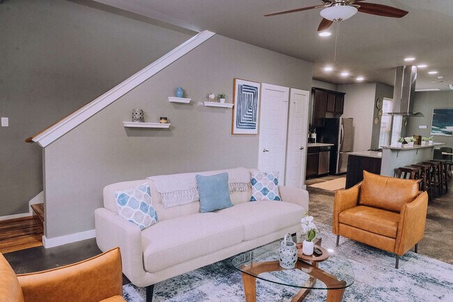 Building Photo - 2002 Rosewood Ave