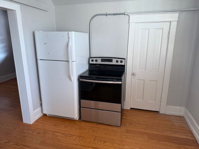 Building Photo - 217 E Oak St